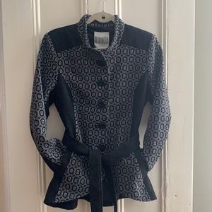 Gorgeous fall/spring coat with belt💜